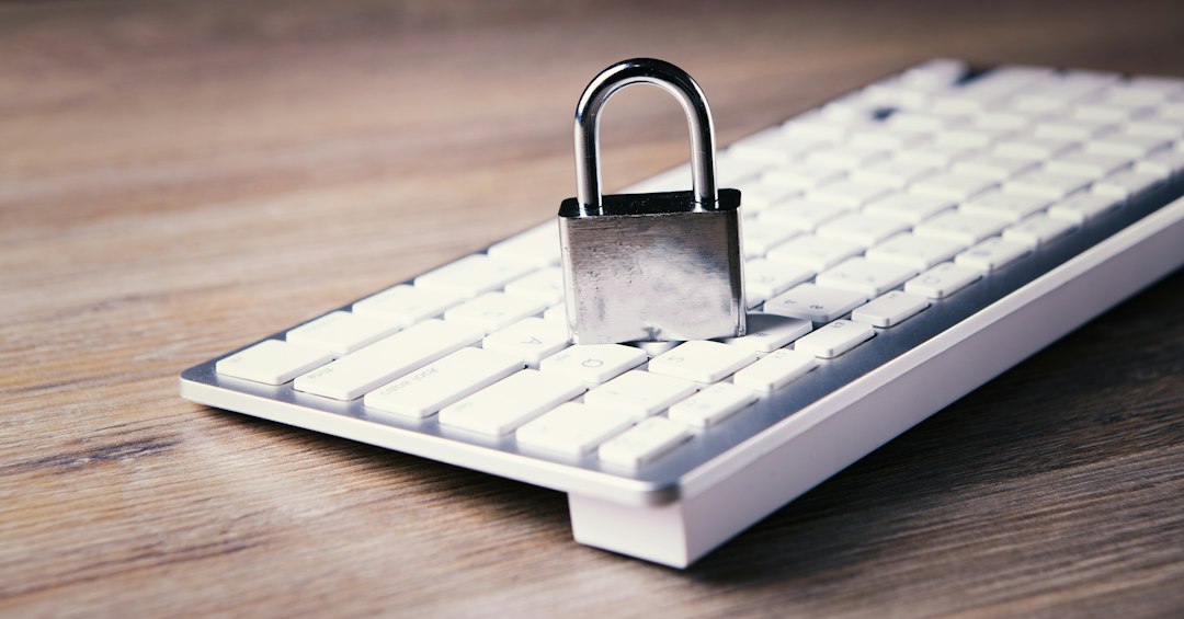 パソコンのキーボードに置かれた南京錠。文字起こしAIに入力する情報の安全管理をイメージ